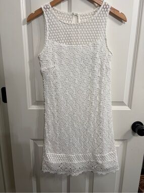 Like new White House Black Market sleeveless shift dress in white crochet lace.